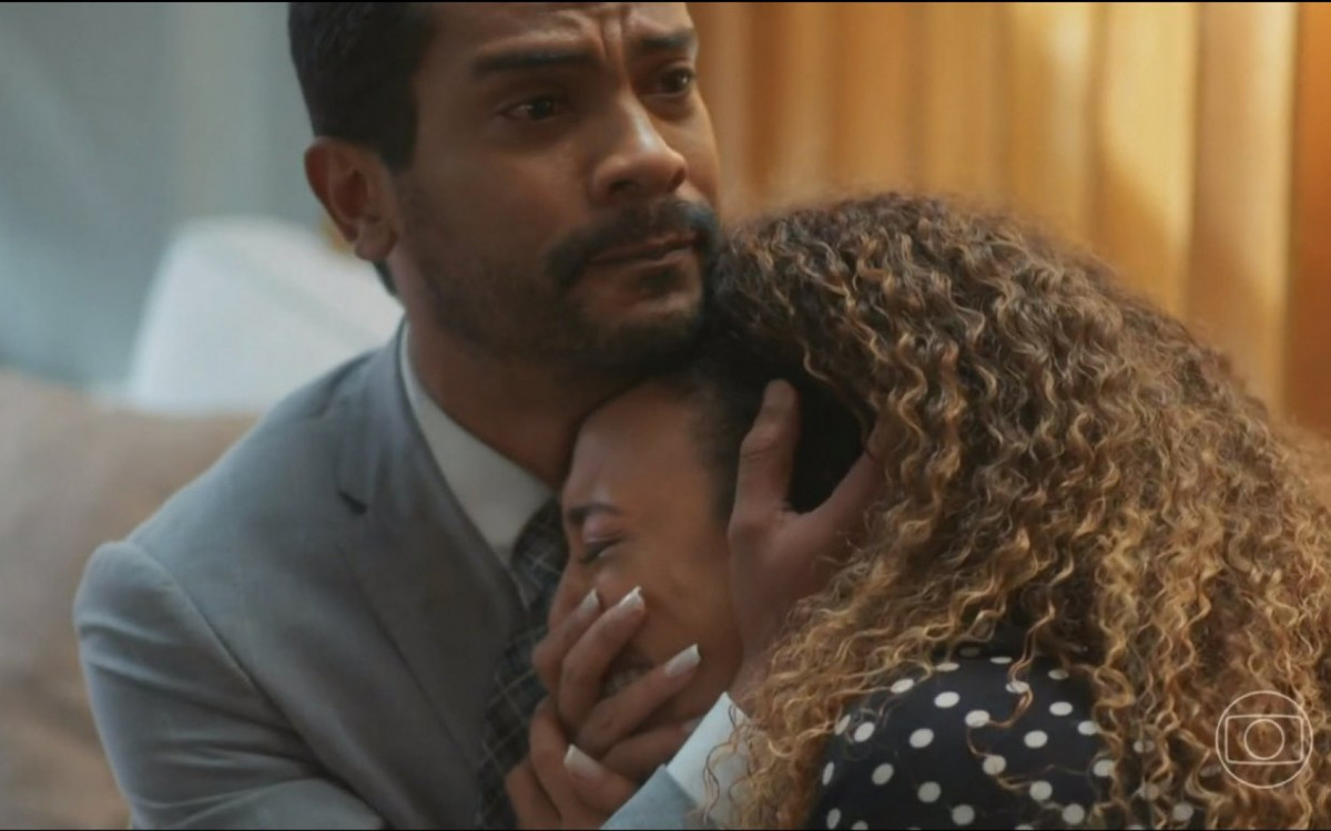 Ben (Samuel de Assis) consola Sol (Sheron Menezzes) após revelar estupro de Theo (Emilio Dantas) - Reprodução/Globo