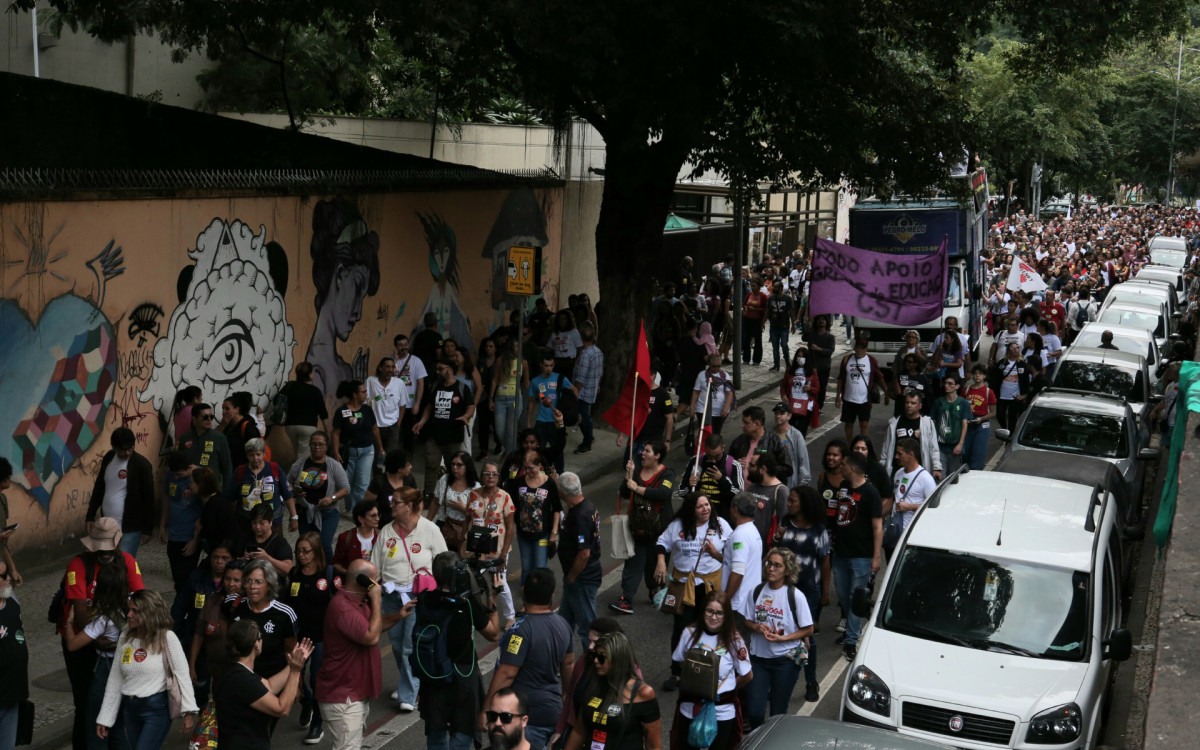 Assembleia dos professores no largo do Machado, nesta quinta-feira (18). - Cléber Mendes/Agência O Dia