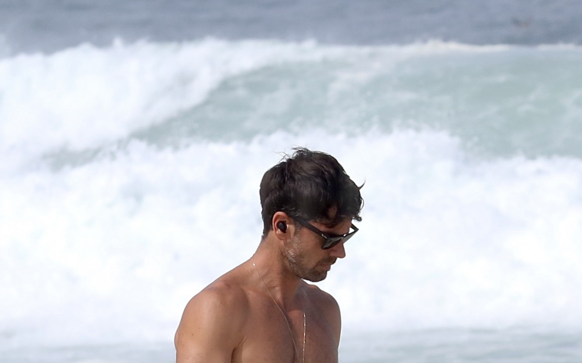 Marcos Pitombo exibe abd&ocirc;men em praia do Rio