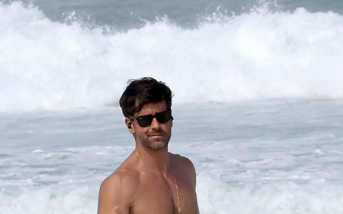 Marcos Pitombo exibe abd&ocirc;men em praia do Rio