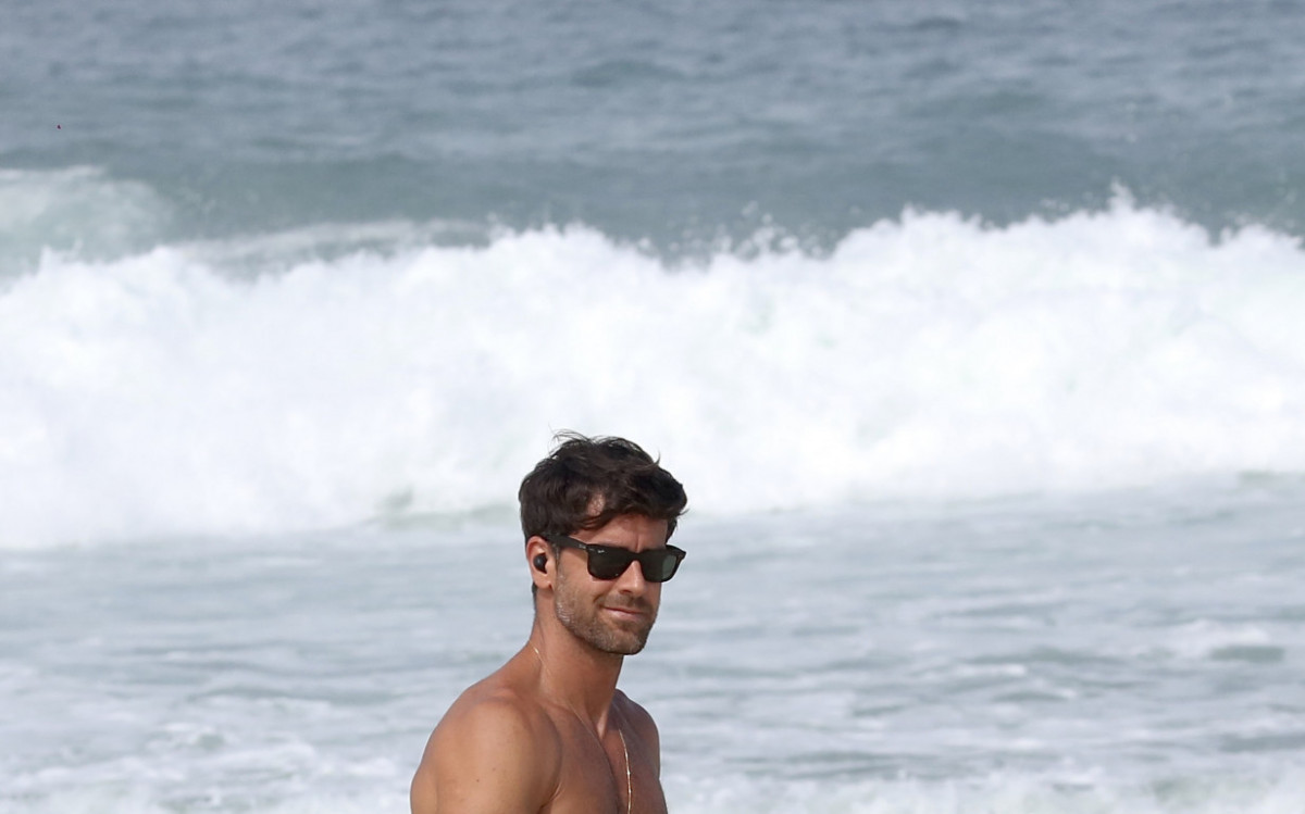 Marcos Pitombo exibe abd&ocirc;men em praia do Rio