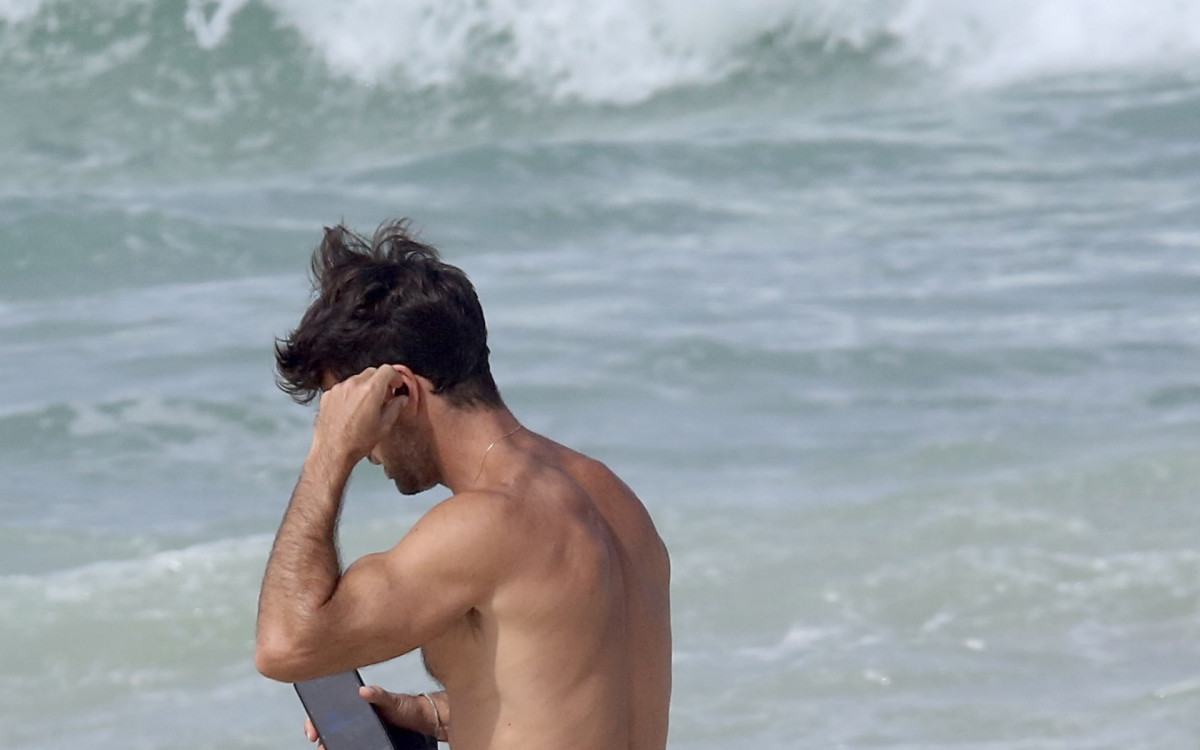 Marcos Pitombo exibe abd&ocirc;men em praia do Rio