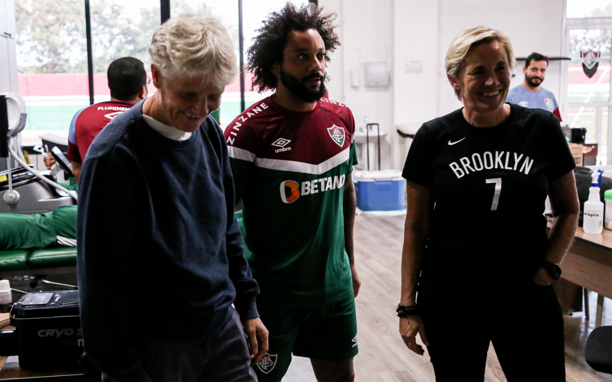 Pia Sunhage ao lado de Marcelo no CT do Fluminense