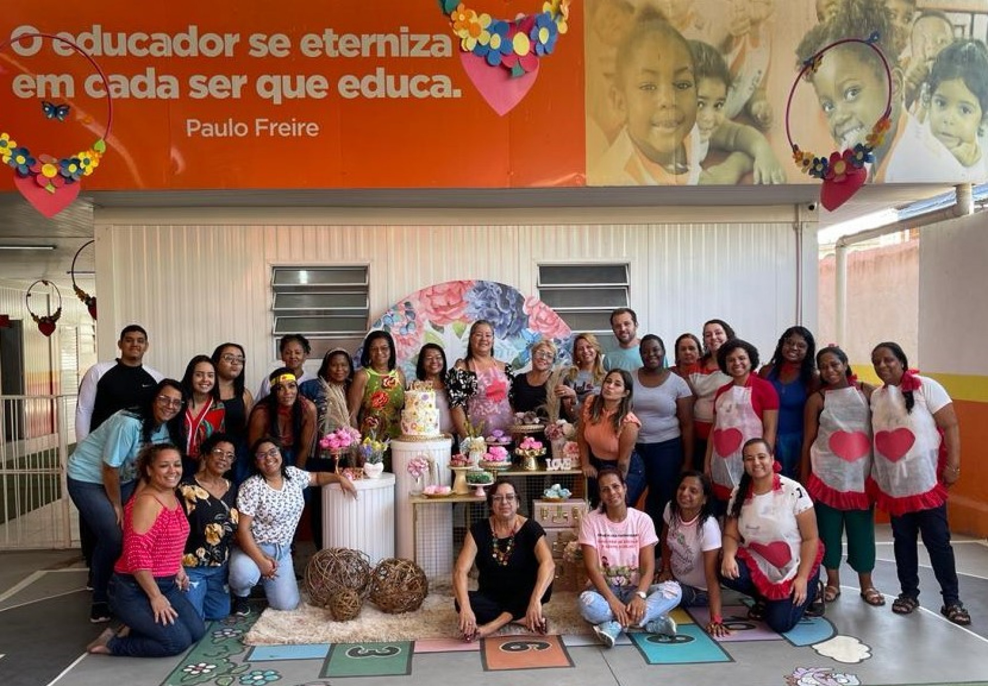 A diretora Mônica Martins (ao centro) destacou a importância da interação da creche com as famílias - Divulgação