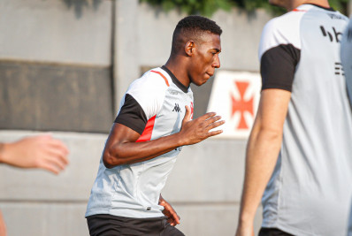 Léo manda recado à torcida do Vasco e defende Barbieri: 'Grupo acredita nele'