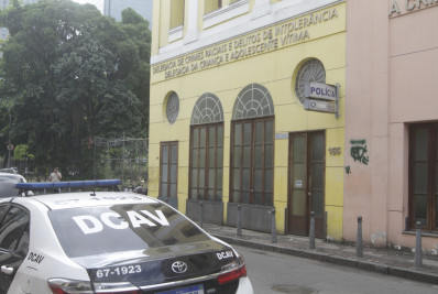 Alunos suspeitos de estuprar menina em colégio do Rio prestam depoimento