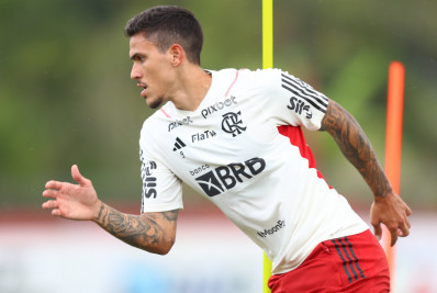 Alvo do Flamengo na última janela, Wendel faz dois em vitória do