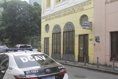 Motorista investigado por assédio sexual de menores em van escolar presta depoimento