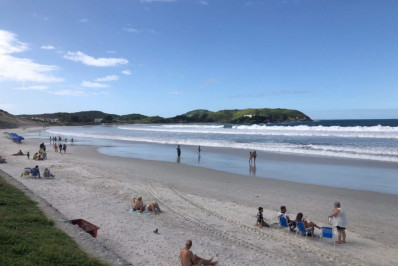 Quinta-feira (18) tem mar agitado em Cabo Frio