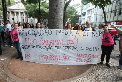 Professores decidem manter greve e se reúnem na frente do Palácio Guanabara