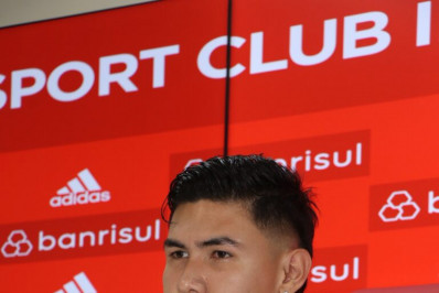 Jogador do Internacional fica ferido em protesto de torcedores