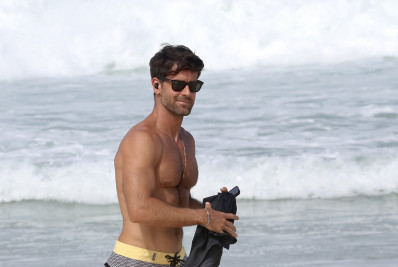 Marcos Pitombo mostra tanquinho definido em praia na Barra da Tijuca