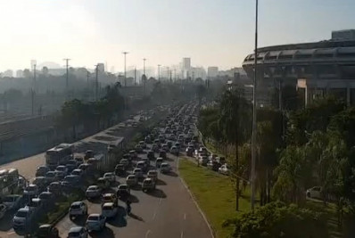 Motociclista morre após atingir poste na Avenida Rei Pelé