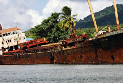 Embarcações abandonadas removidas da Baía de Guanabara