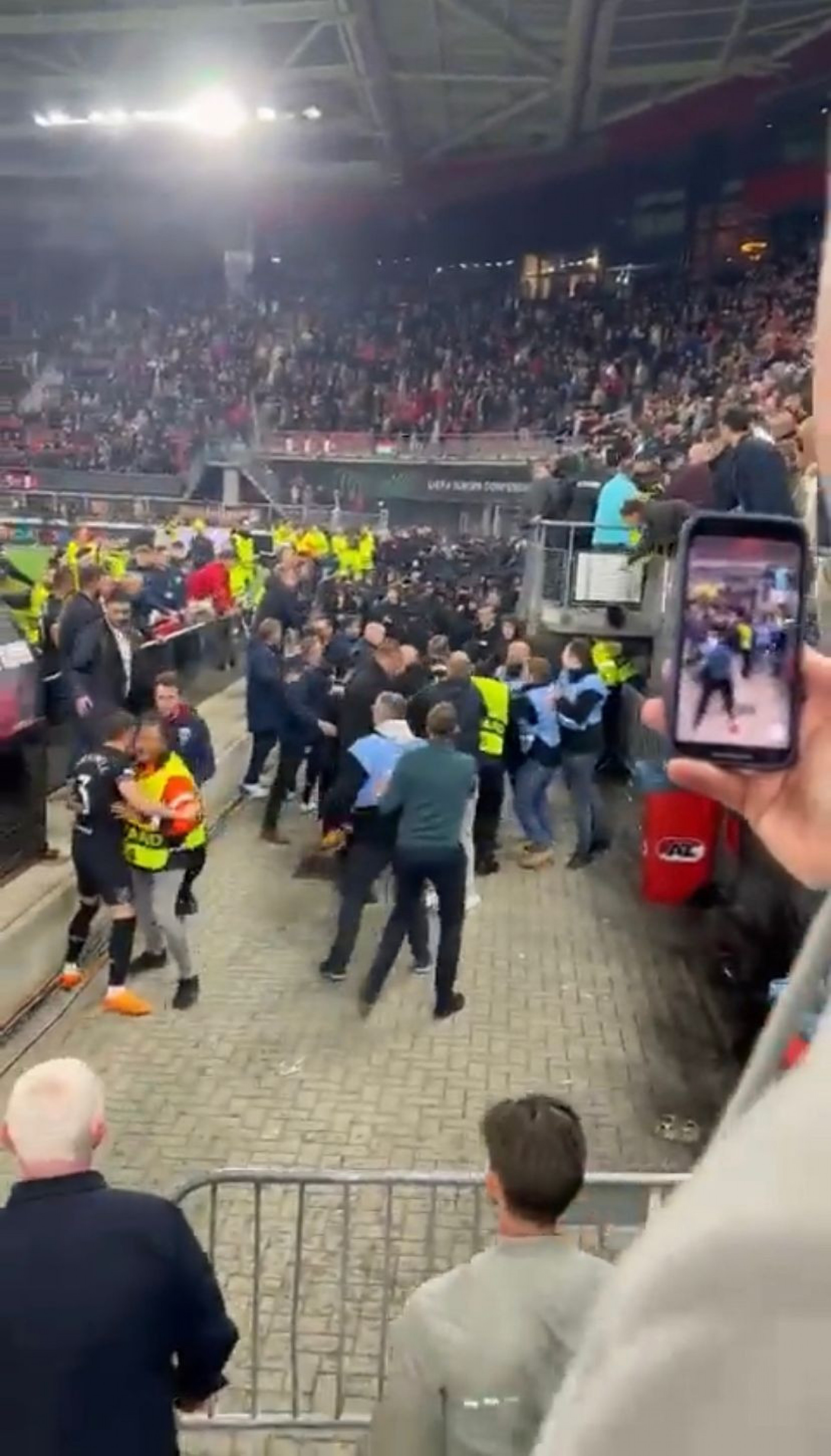 Confusão após o jogo entre AZ Alkmaar e West Ham - Foto: Reprodução/Twitter @COYIronscom