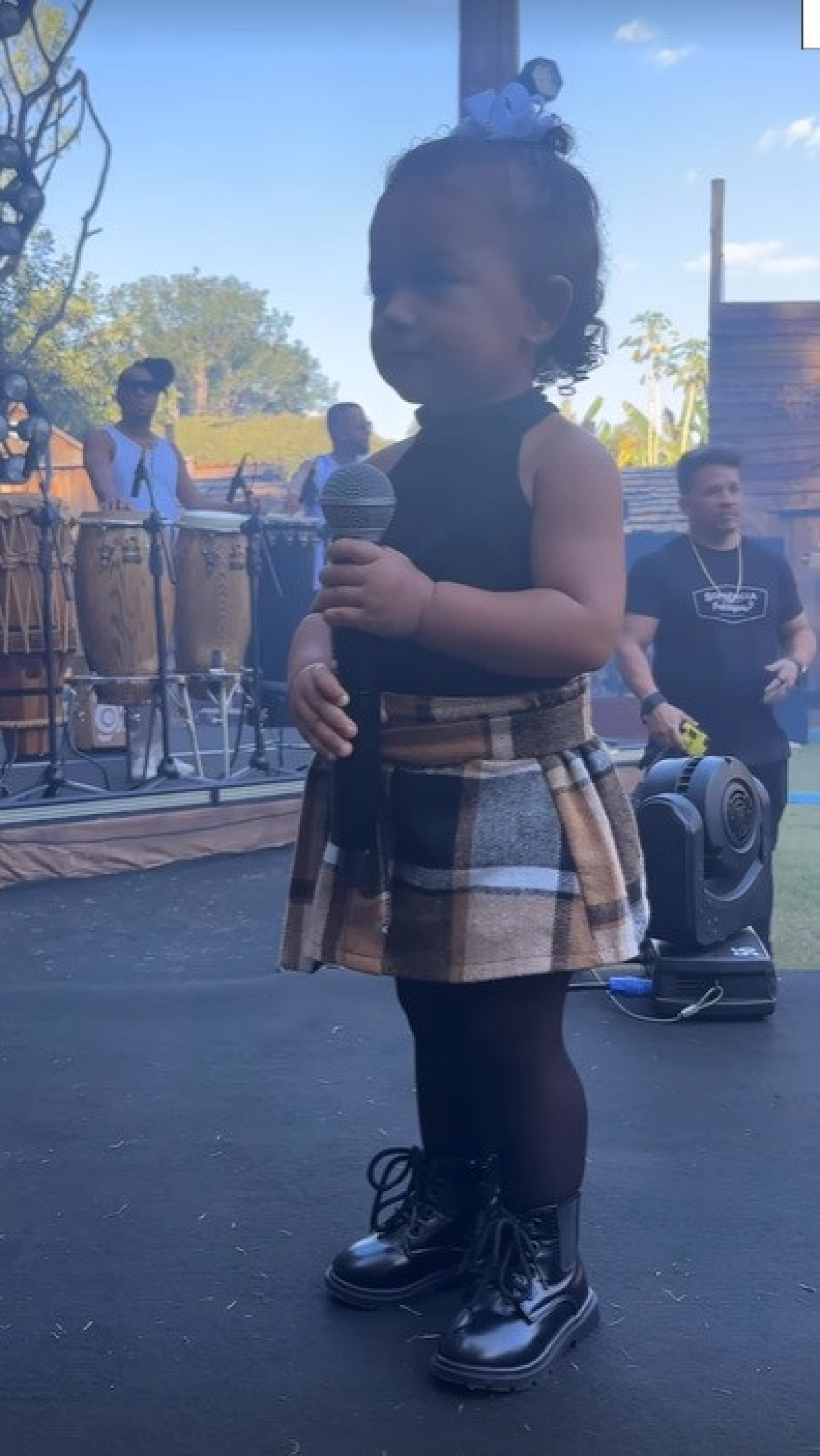 Liz se diverte durante show de Léo Santana - Reprodução de vídeo / Instagram