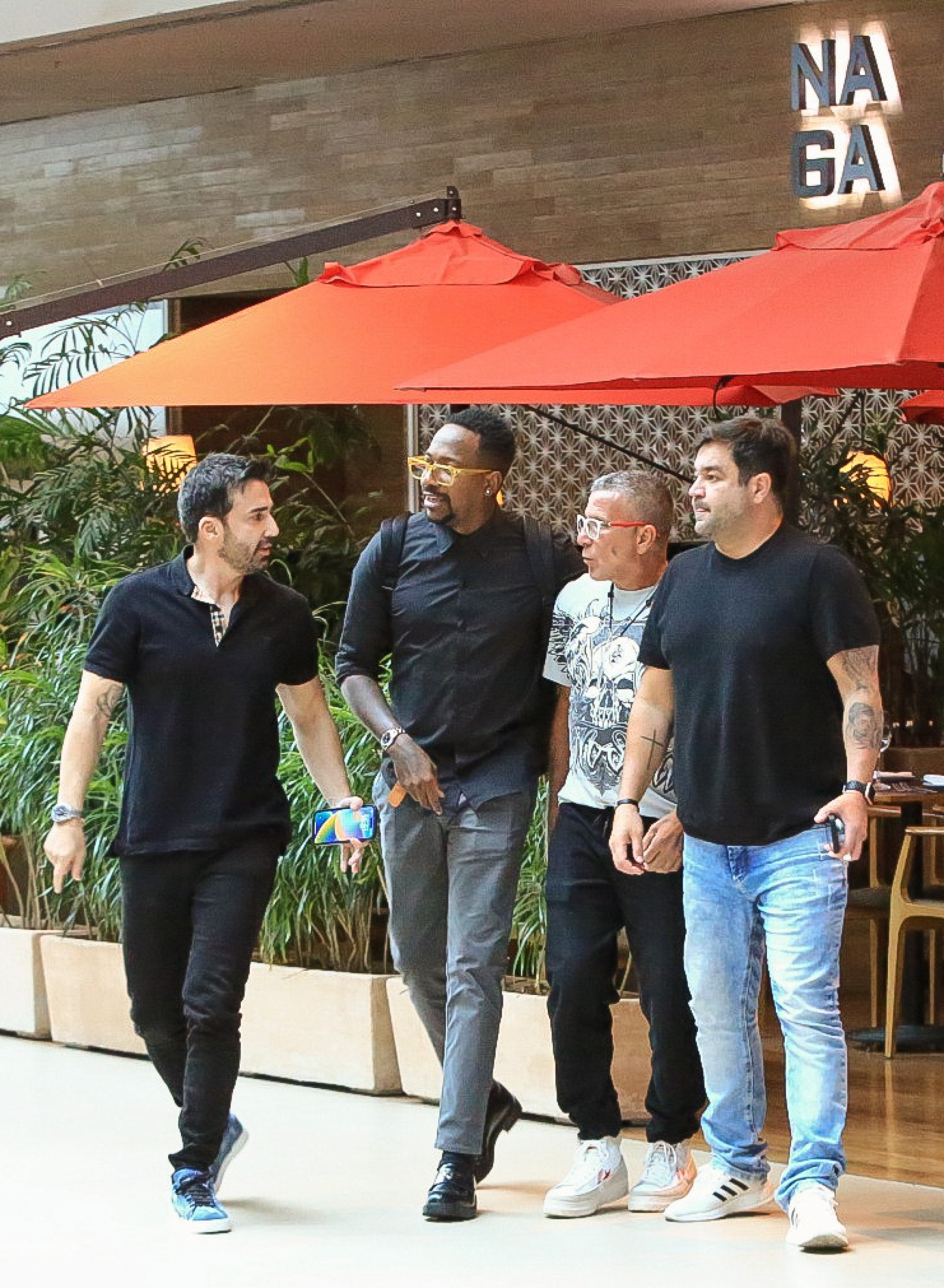 Mumuzinho passeou em shopping ao lado de amigos  - Foto: Edson Aipim/AgNews