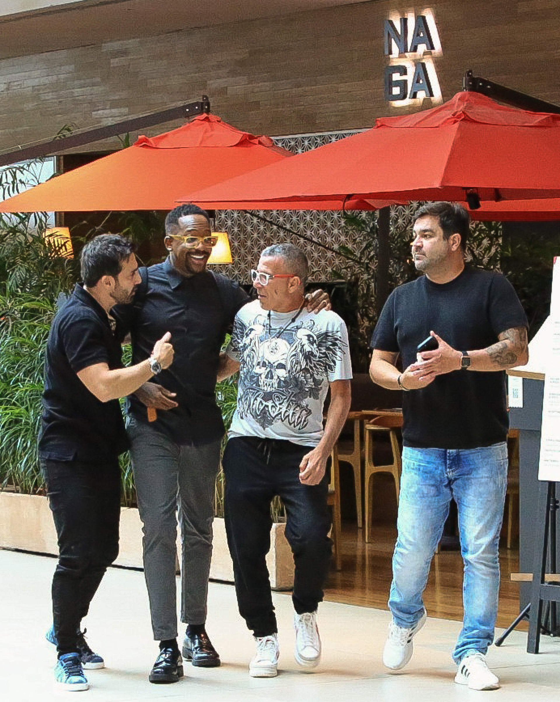 Mumuzinho passeou em shopping ao lado de amigos  - Foto: Edson Aipim/AgNews