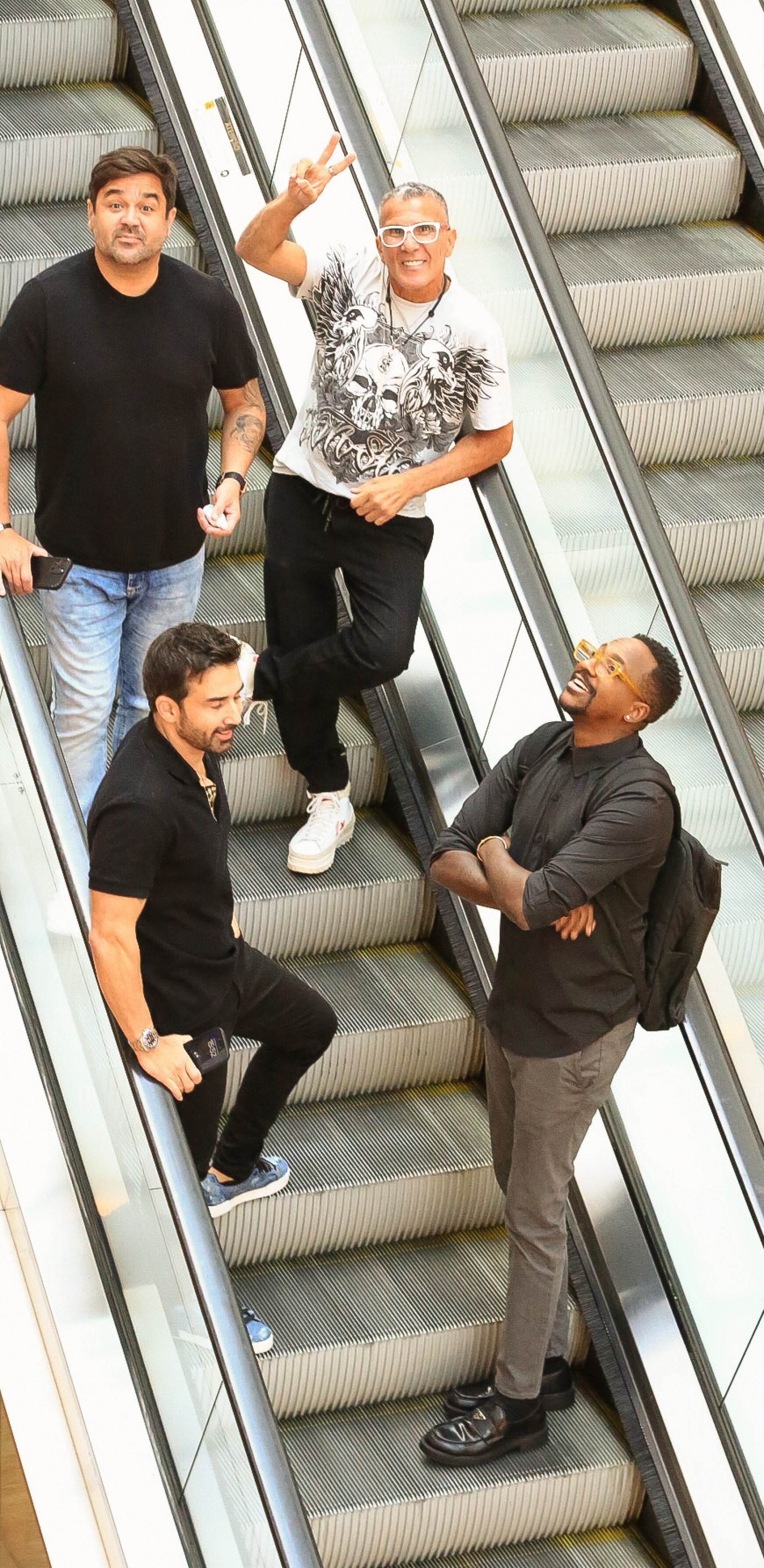 Mumuzinho passeou em shopping ao lado de amigos  - Foto: Edson Aipim/AgNews