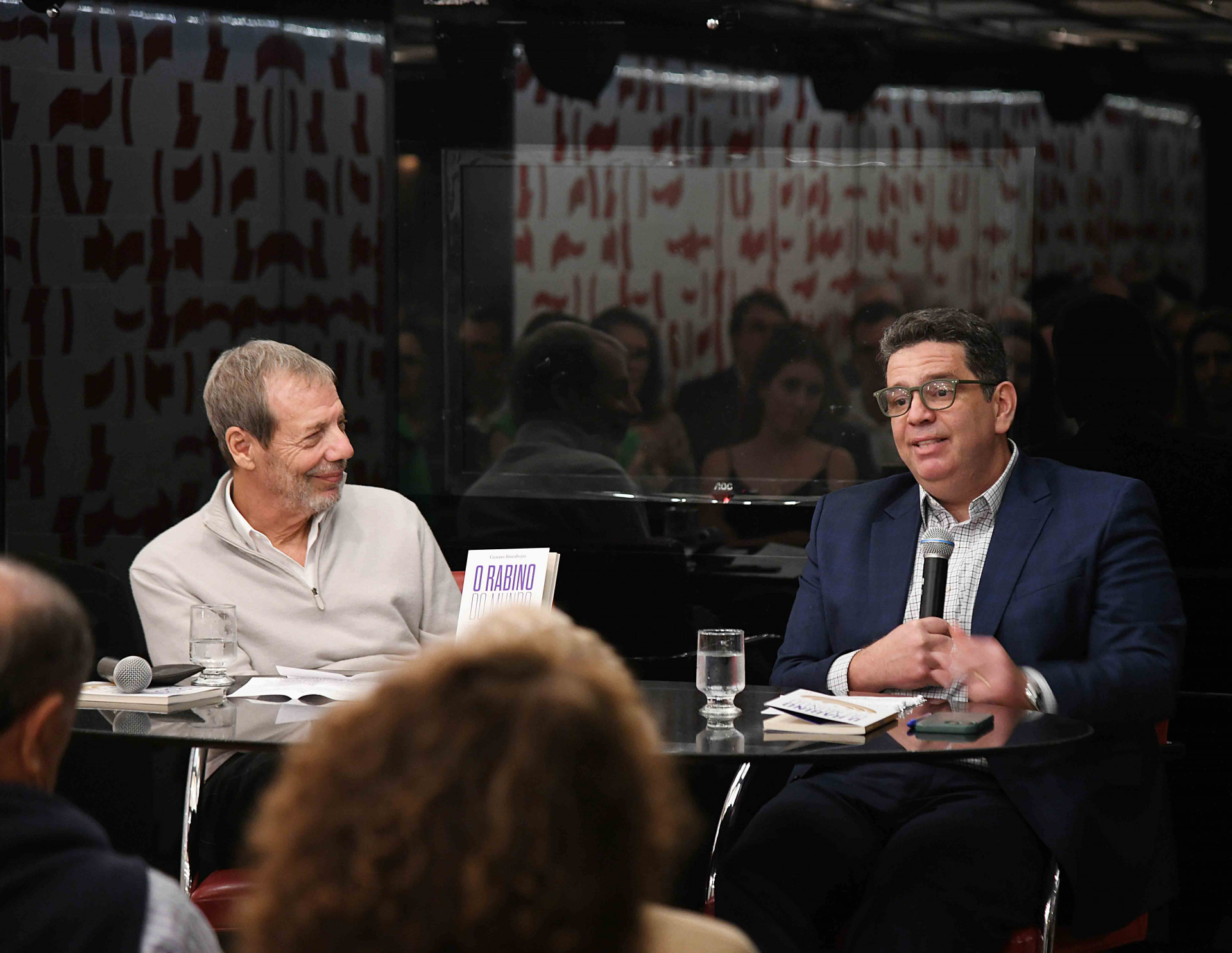 Gustavo Binenbojm com o editor Roberto Feith no lançamento de 'O rabino do mundo' - Ari Kaye / Divulgação