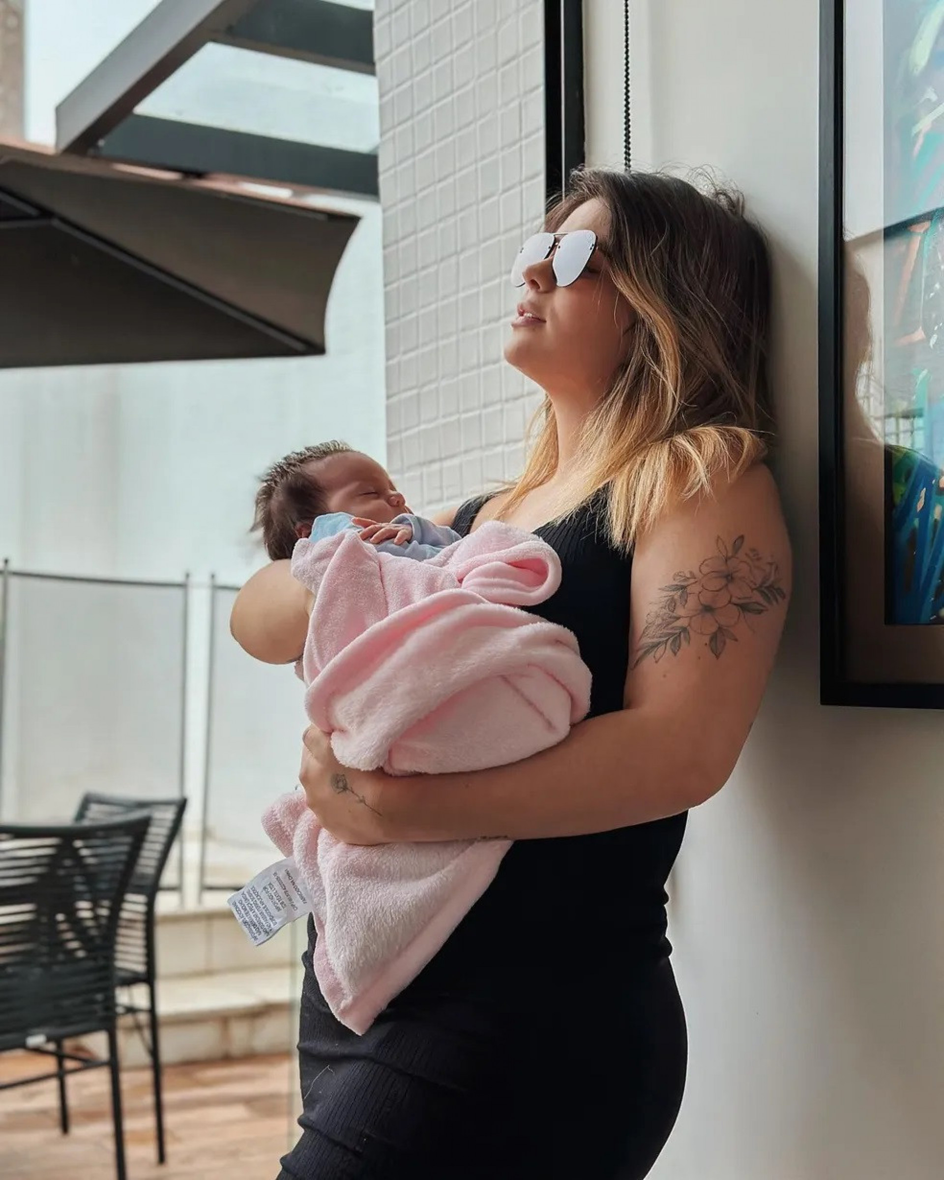 Viih Tube com a filha, Lua, de 1 mês, no colo  - Reprodução/Instagram