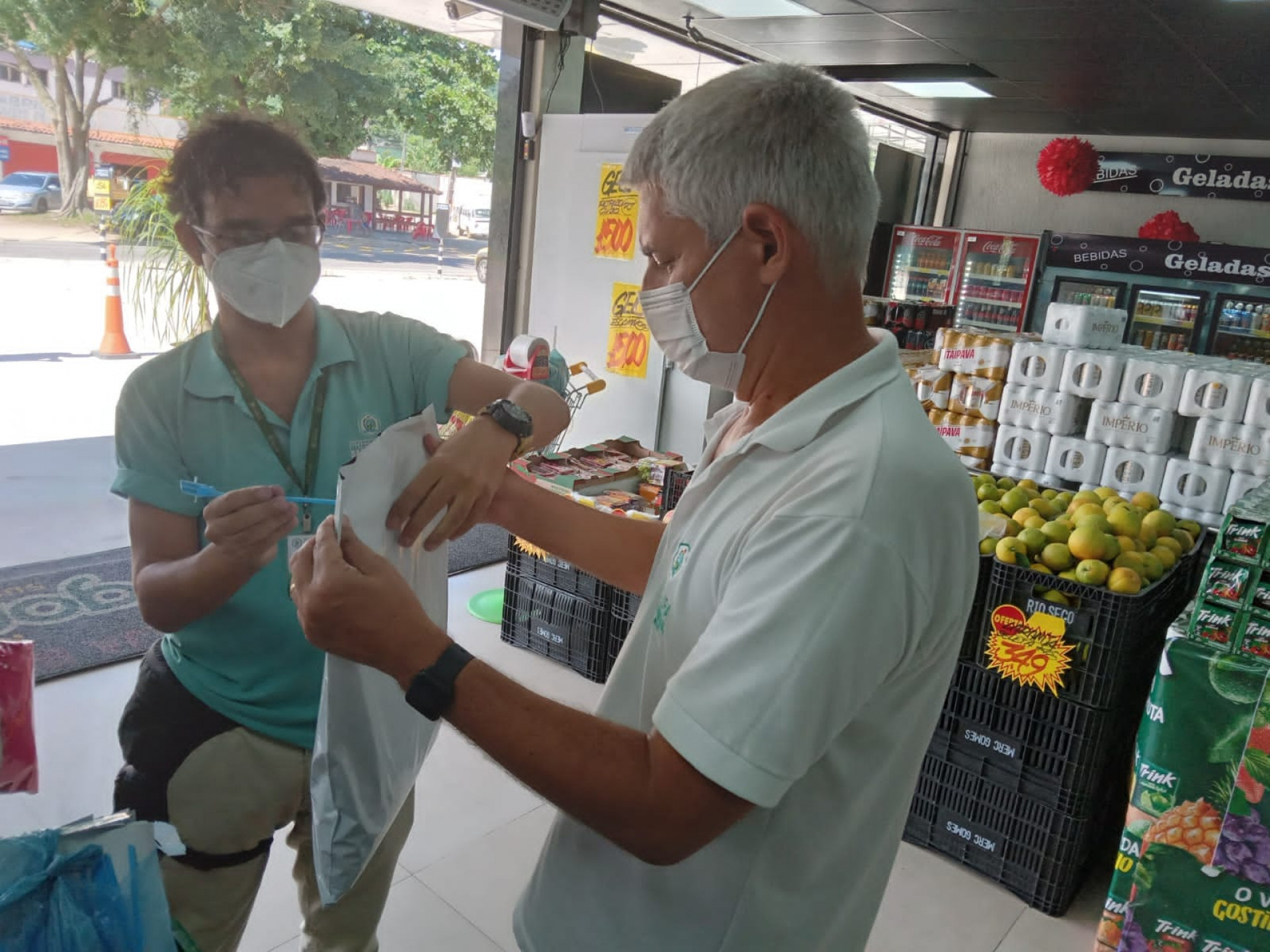 Prefeitura de Saquarema realiza ação de coleta e monitoramento de alimentos comercializados em estabelecimentos do município - Divulgação/Prefeitura de Saquarema