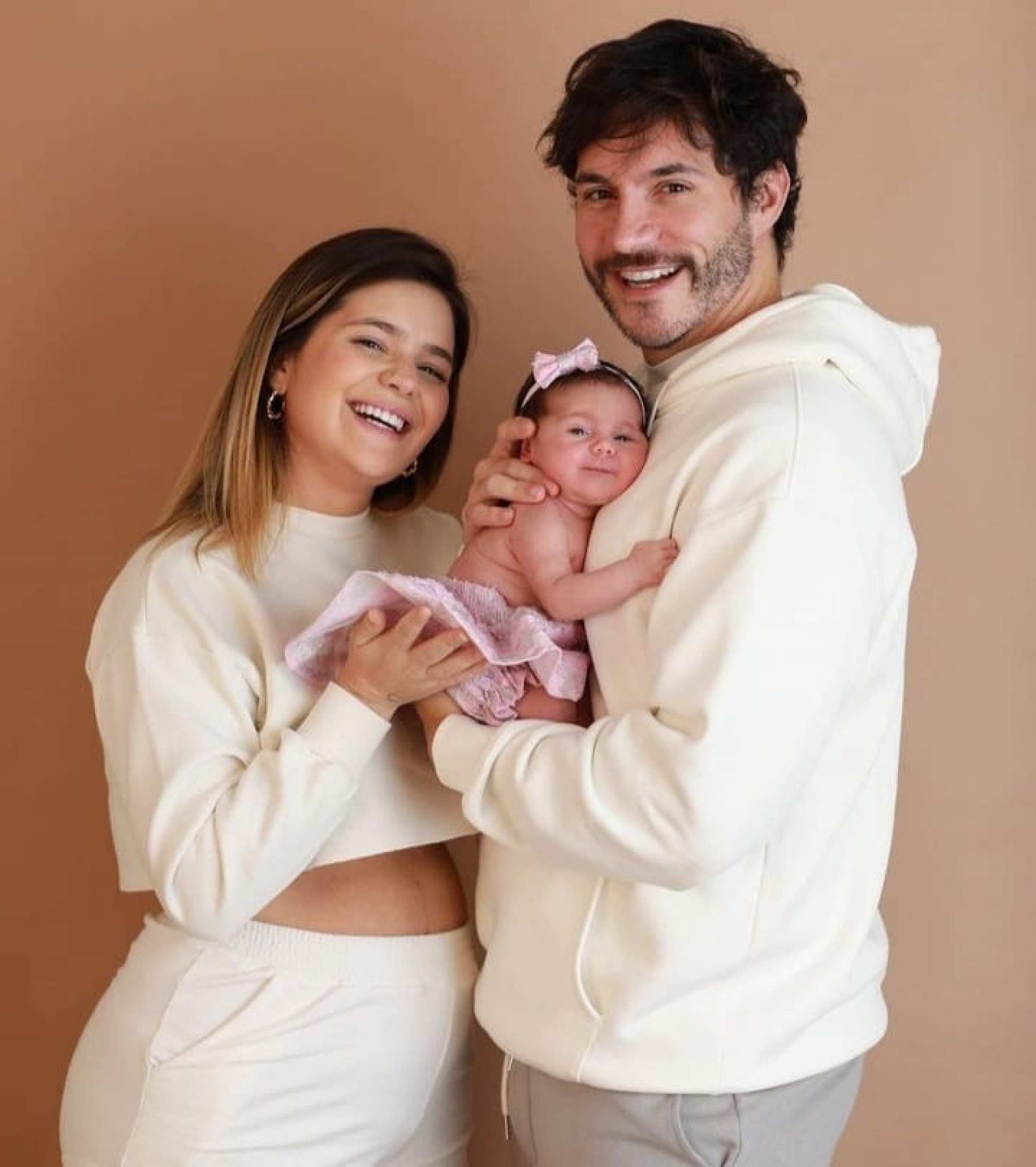 Viih Tube e Eliezer com a filha, Lua, de 1 mês - Reprodução/Instagram