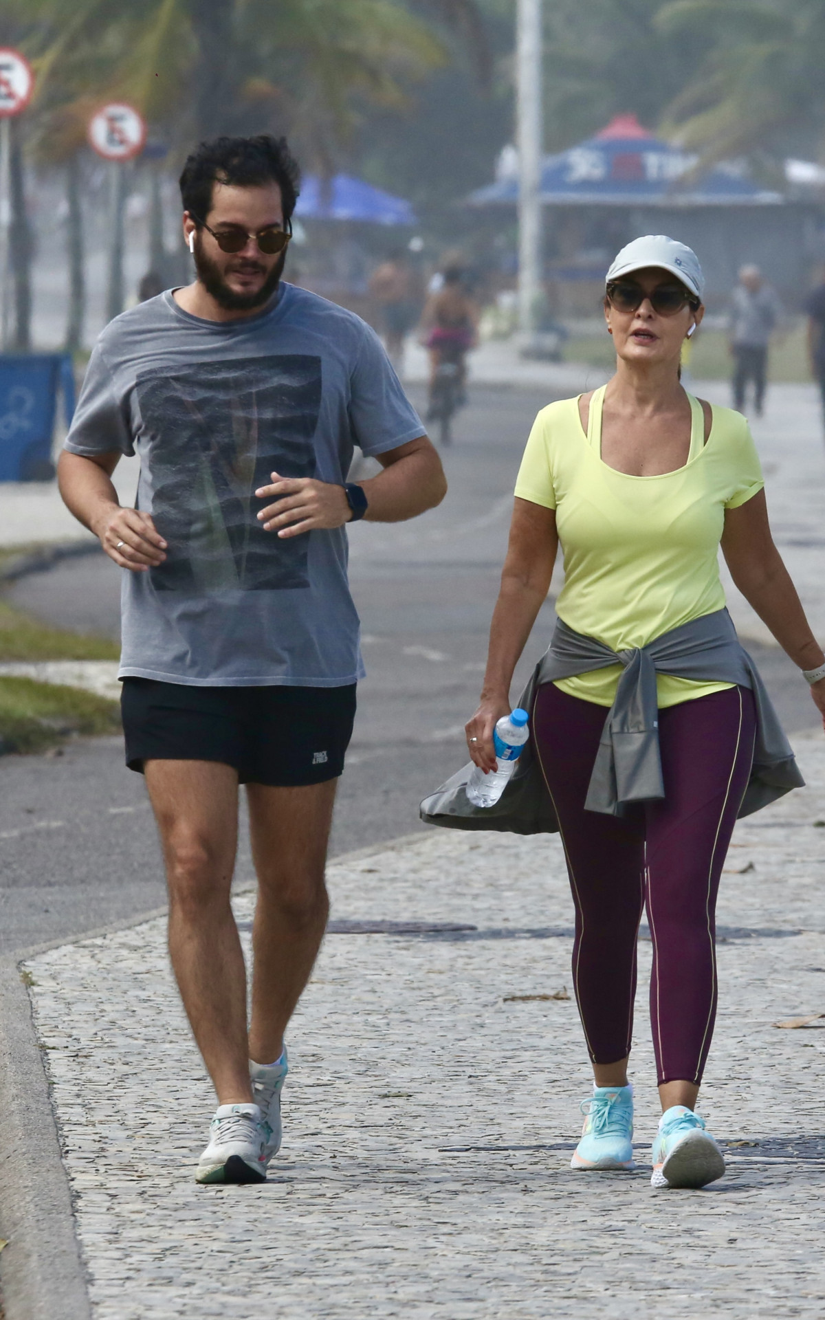 Túlio Gadêlha e Fátima Bernardes se exercitam na orla da Barra da Tijuca, nesta sexta-feira
