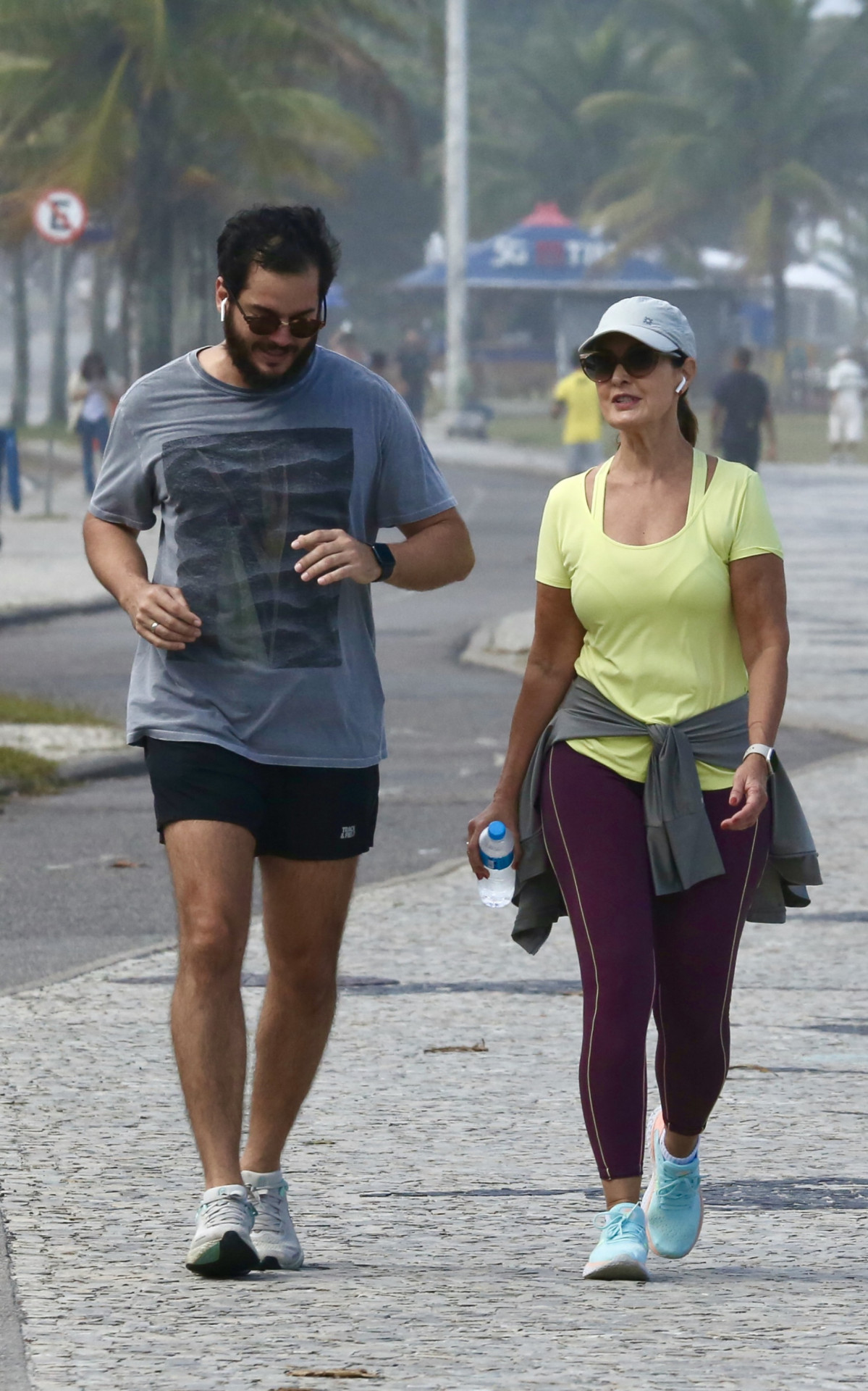 Fátima Bernardes e Túlio Gadêlha caminham na Praia da Barra da Tijuca, na Zona Oeste do Rio, nesta sexta-feira - Fabricio Pioyani / Ag. News