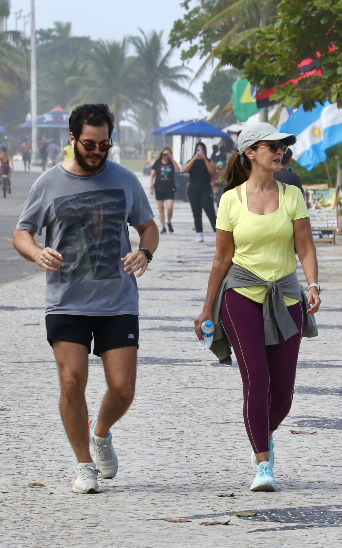 Túlio Gadêlha e Fátima Bernardes se exercitam na orla da Barra da Tijuca, nesta sexta-feira