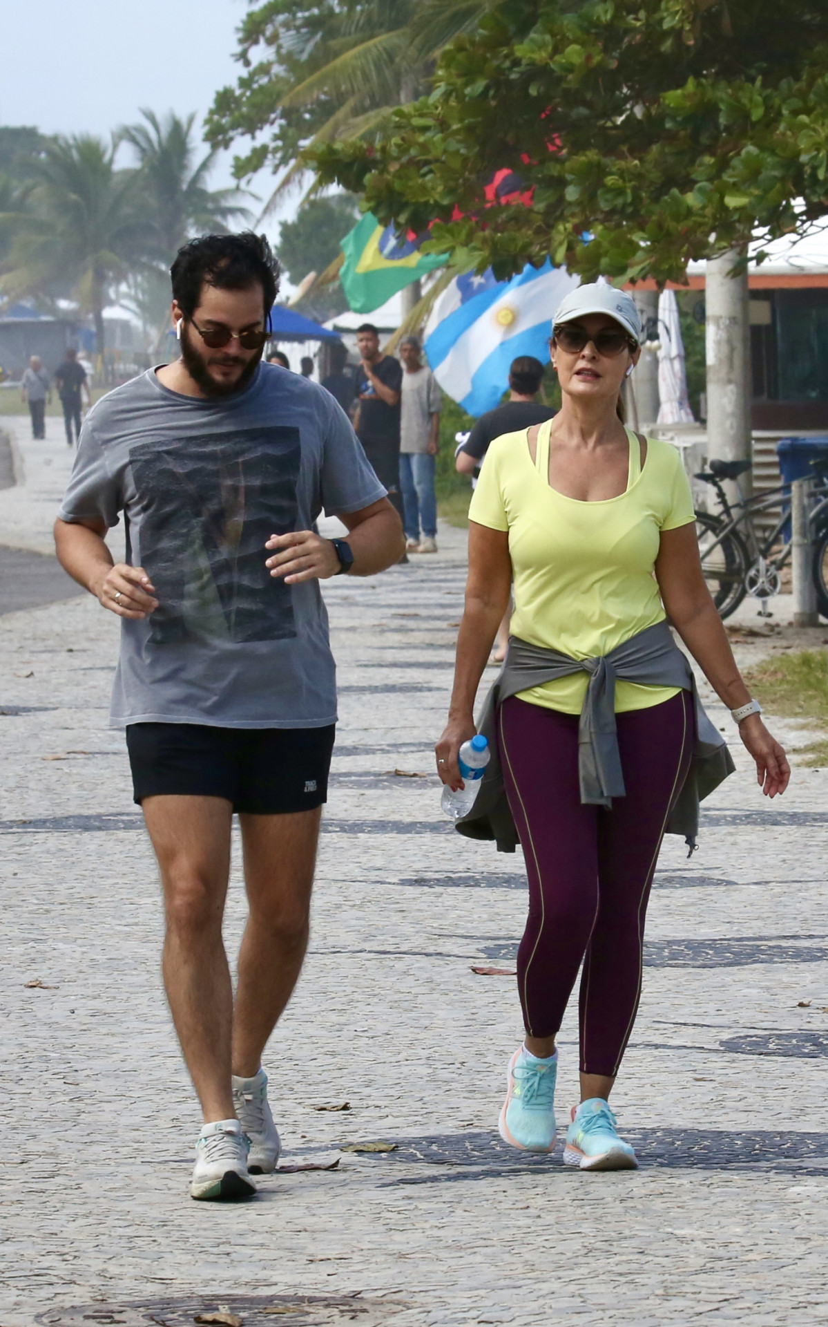 Túlio Gadêlha e Fátima Bernardes se exercitam na orla da Barra da Tijuca, nesta sexta-feira