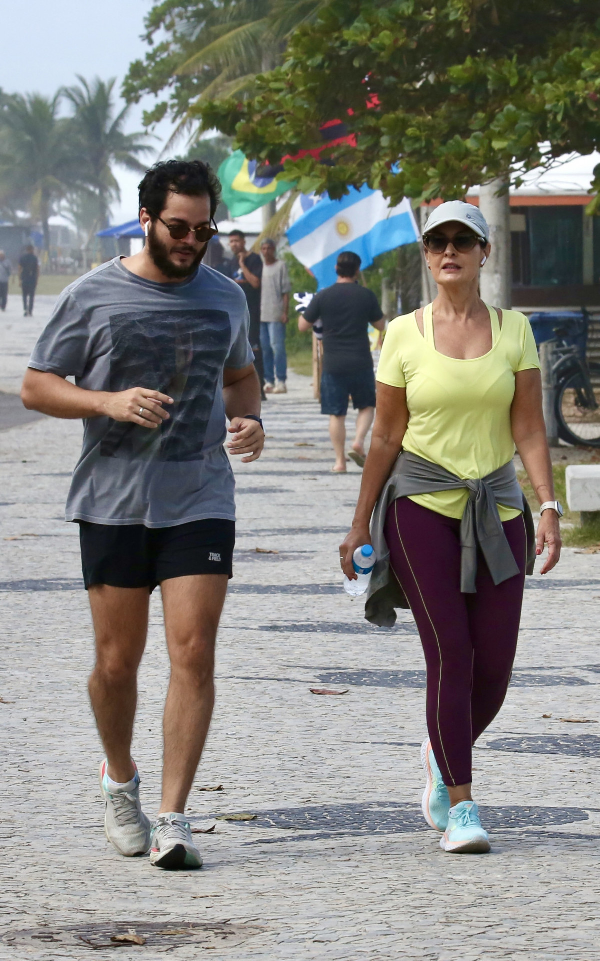 Túlio Gadêlha e Fátima Bernardes se exercitam na orla da Barra da Tijuca, nesta sexta-feira