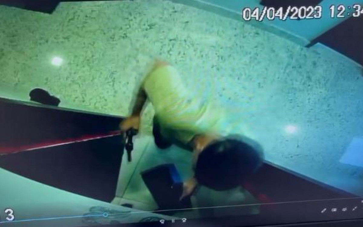 Nas imagens, &eacute; poss&iacute;vel ver o momento em que o suspeito toca a campainha, e Larissa atende a porta