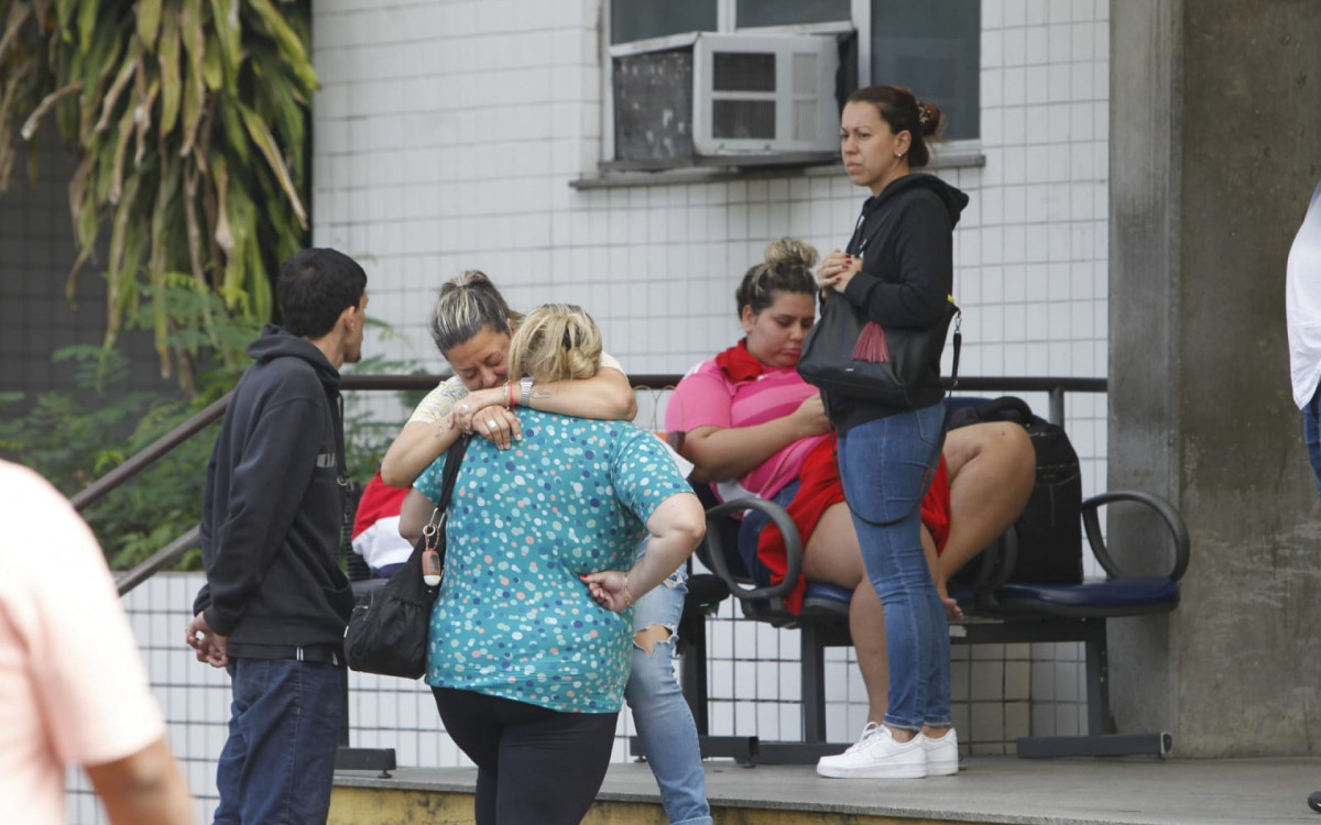 Familiares de Gl&oacute;ria Maria Esteves Cherfan Cristo, 36, estiveram no IML nesta sexta-feira