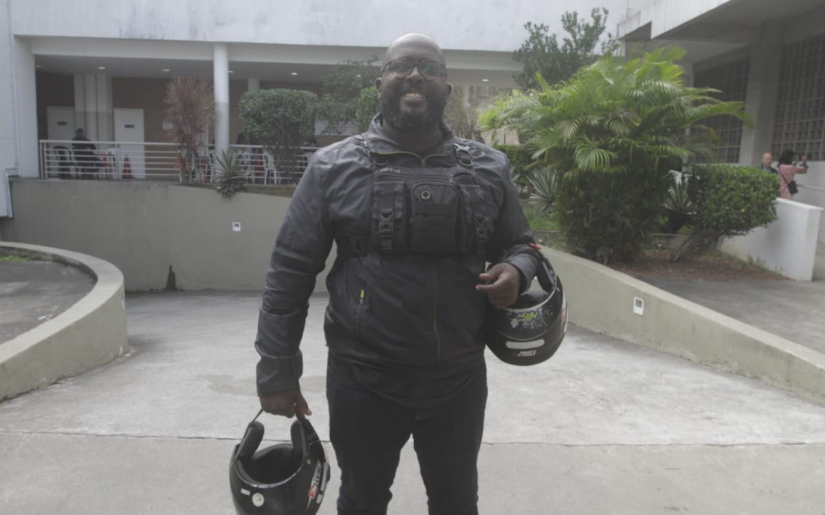 Rodrigo Max, 42, pretende deixar a cooperativa em que trabalha para usar somente o Moto.Rio - Marcos Porto/Agência O Dia