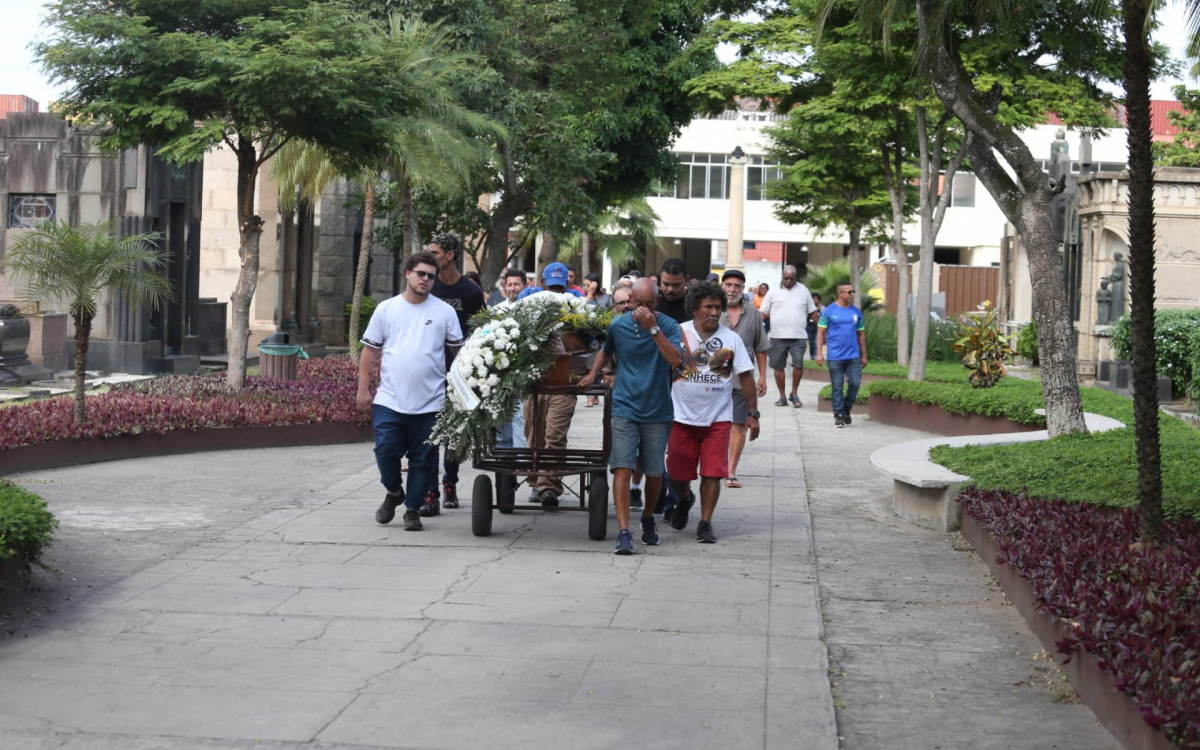 Corpo de Ivanildo Adriano Lino foi sepultado no Cemit&eacute;rio S&atilde;o Francisco Xavier