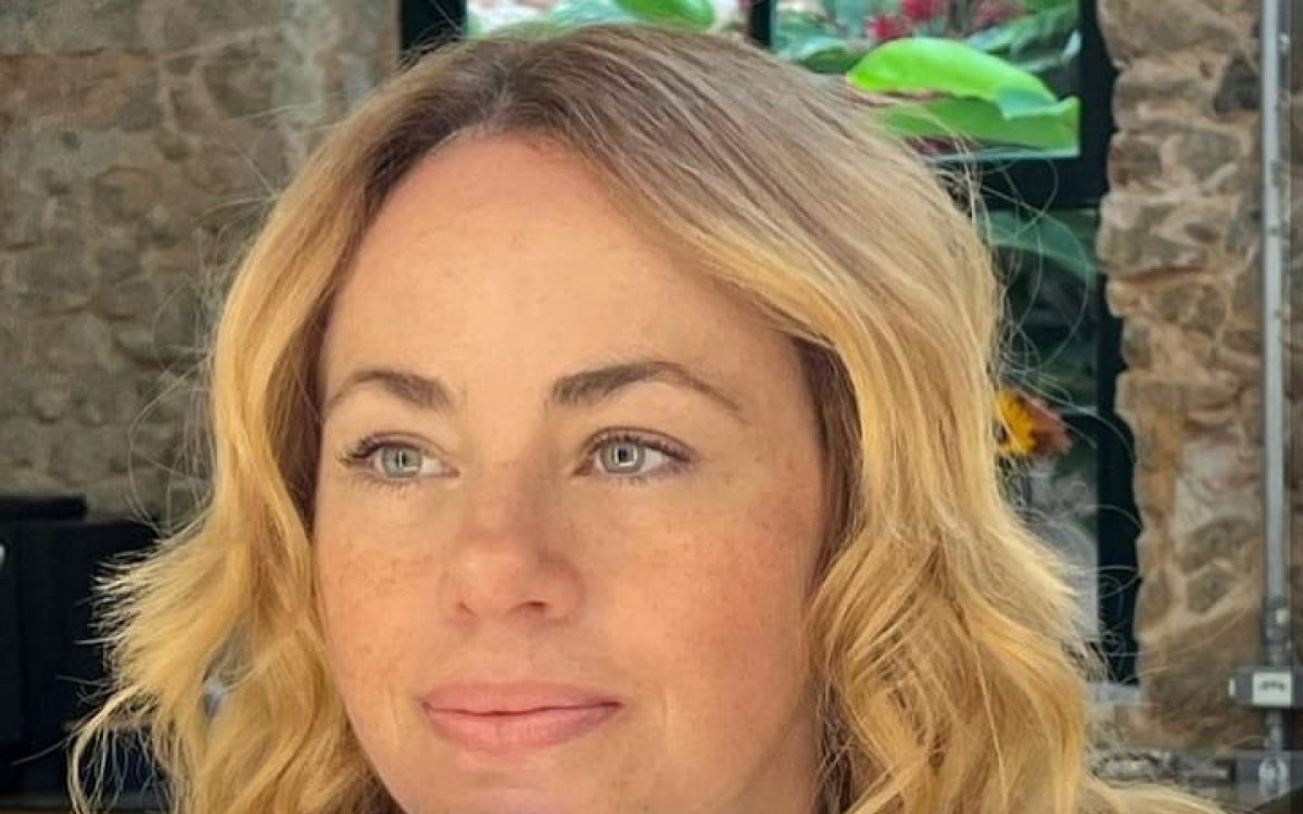Karine Teles passou por transforma&ccedil;&atilde;o no visual para viver a Carol de 'Elas por Elas'