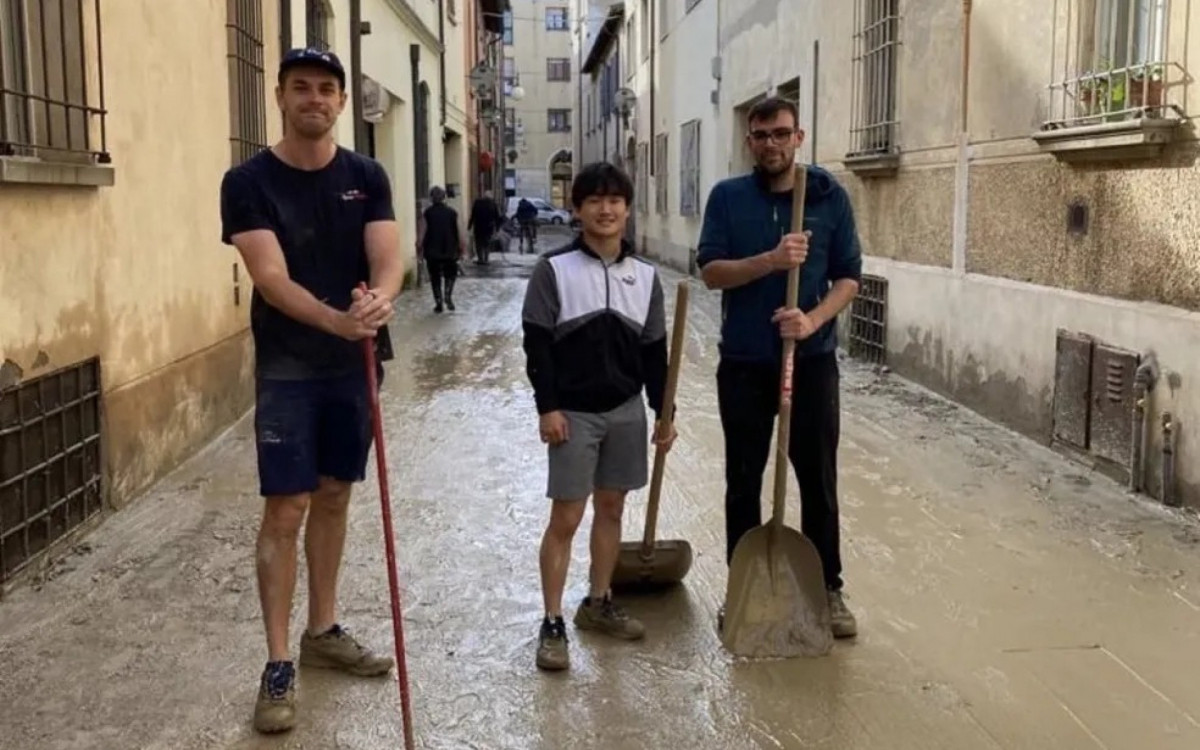 Tsunoda ajuda moradores de Faenza na limpeza das ruas