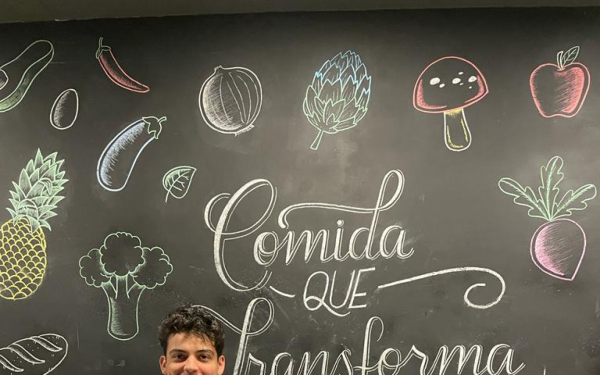 Juan Amaral, auxiliar de cozinha formado pela ONG Gastromotiva - Anna Clara Sancho / Agência O Dia