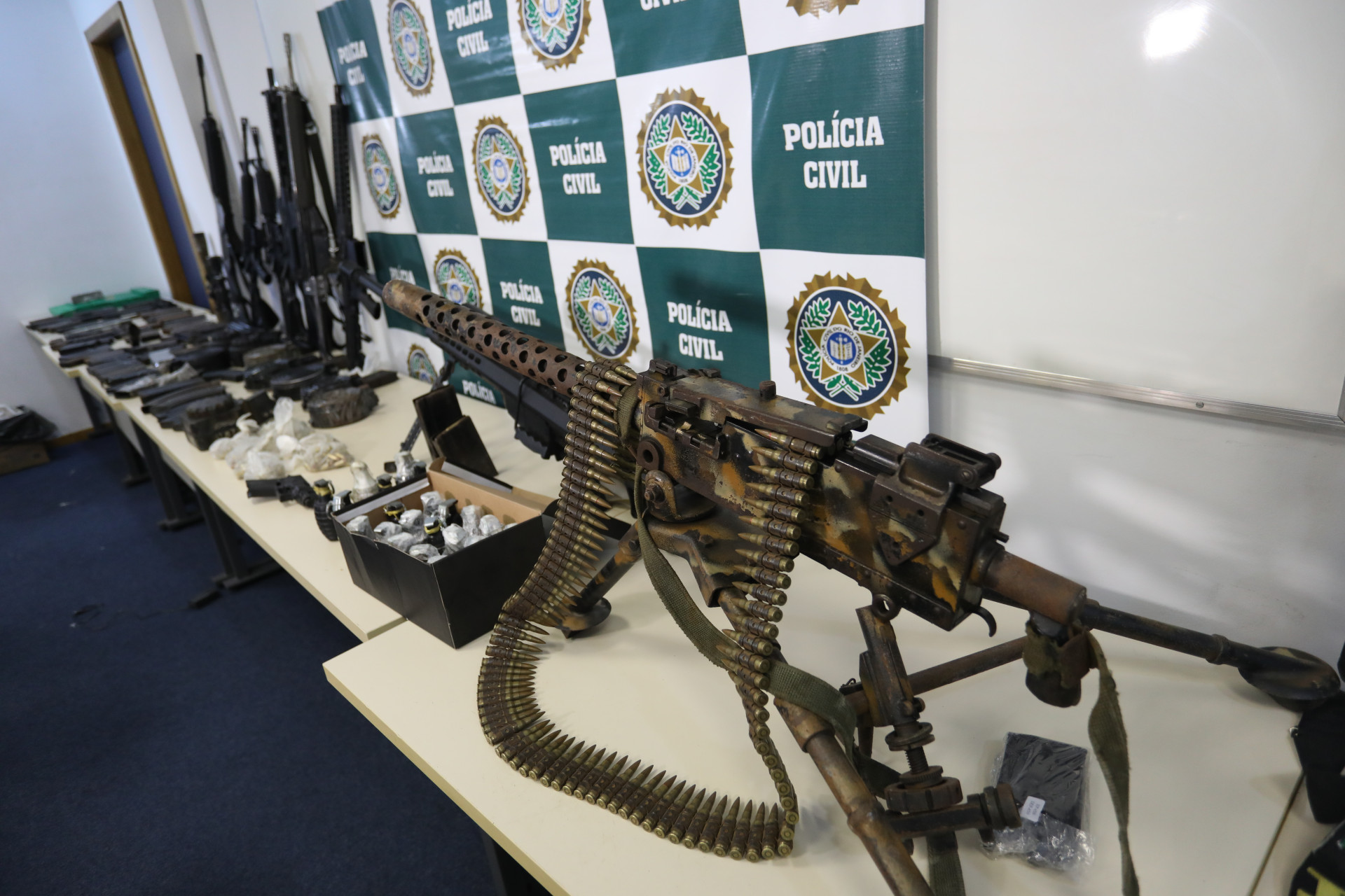 Apreens&otilde;es e pris&otilde;es realizadas na opera&ccedil;&atilde;o em Parada de Lucas, na Zona Norte do Rio, na manh&atilde; desta ter&ccedil;a-feira (19)  - Pedro Ivo/ Ag&ecirc;ncia O Dia