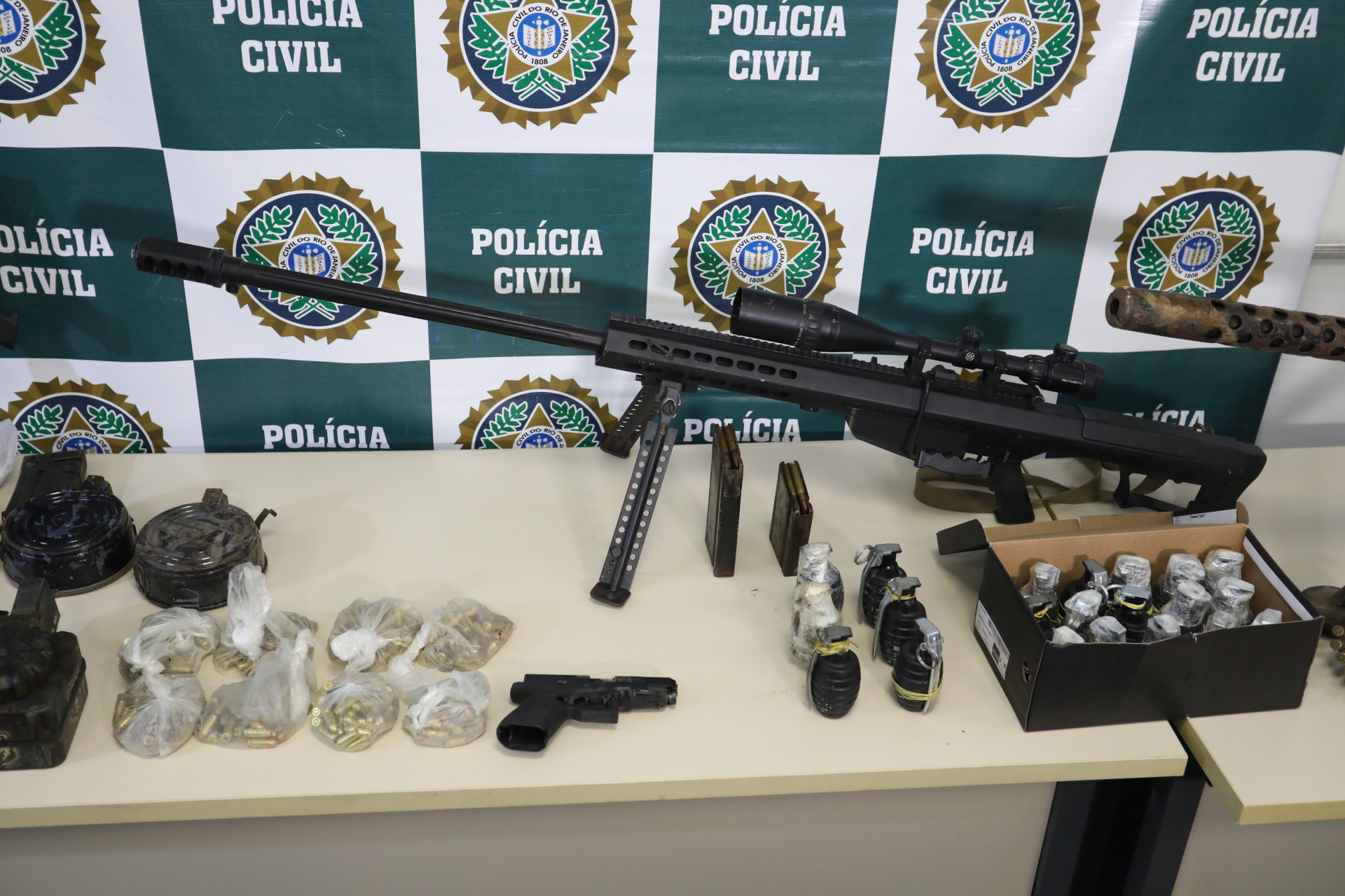 Apreens&otilde;es e pris&otilde;es realizadas na opera&ccedil;&atilde;o em Parada de Lucas, na Zona Norte do Rio, na manh&atilde; desta ter&ccedil;a-feira (19)  - Pedro Ivo/ Ag&ecirc;ncia O Dia