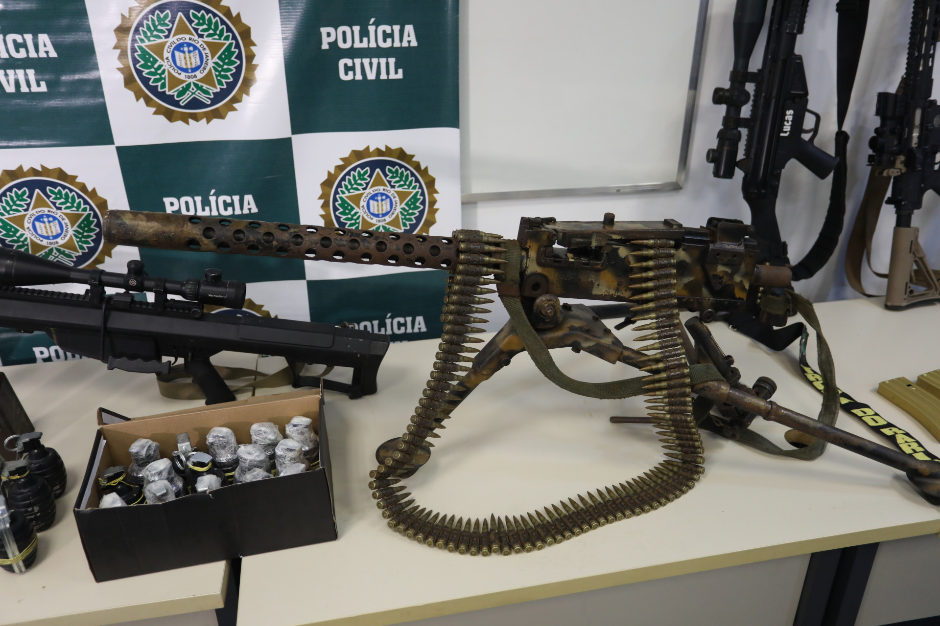 Apreens&otilde;es e pris&otilde;es realizadas na opera&ccedil;&atilde;o em Parada de Lucas, na Zona Norte do Rio, na manh&atilde; desta ter&ccedil;a-feira (19)  - Pedro Ivo/ Ag&ecirc;ncia O Dia