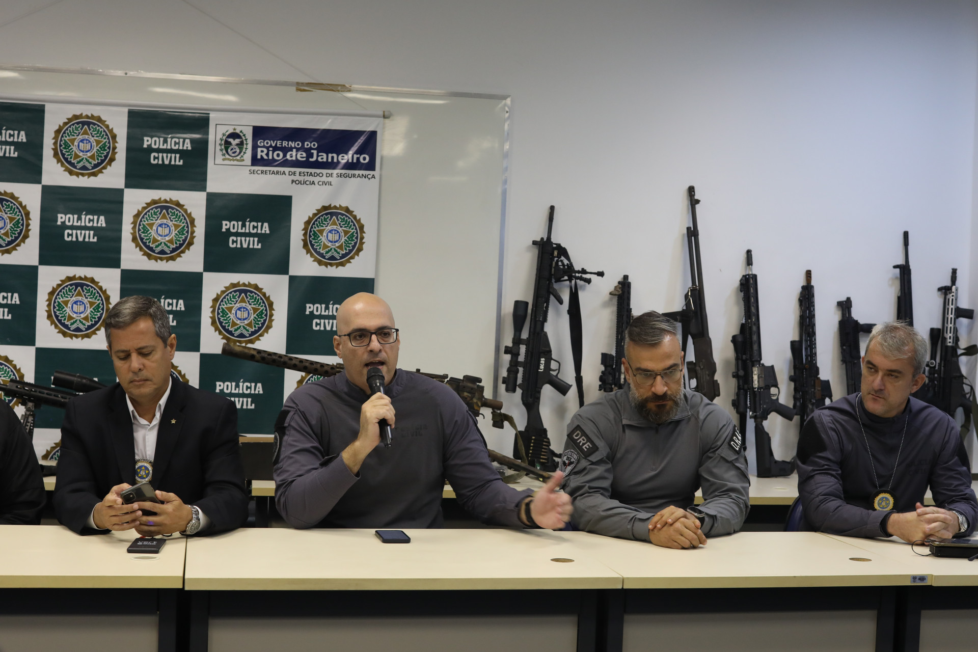 Apreens&otilde;es e pris&otilde;es realizadas na opera&ccedil;&atilde;o em Parada de Lucas, na Zona Norte do Rio, na manh&atilde; desta ter&ccedil;a-feira (19)  - Pedro Ivo/ Ag&ecirc;ncia O Dia