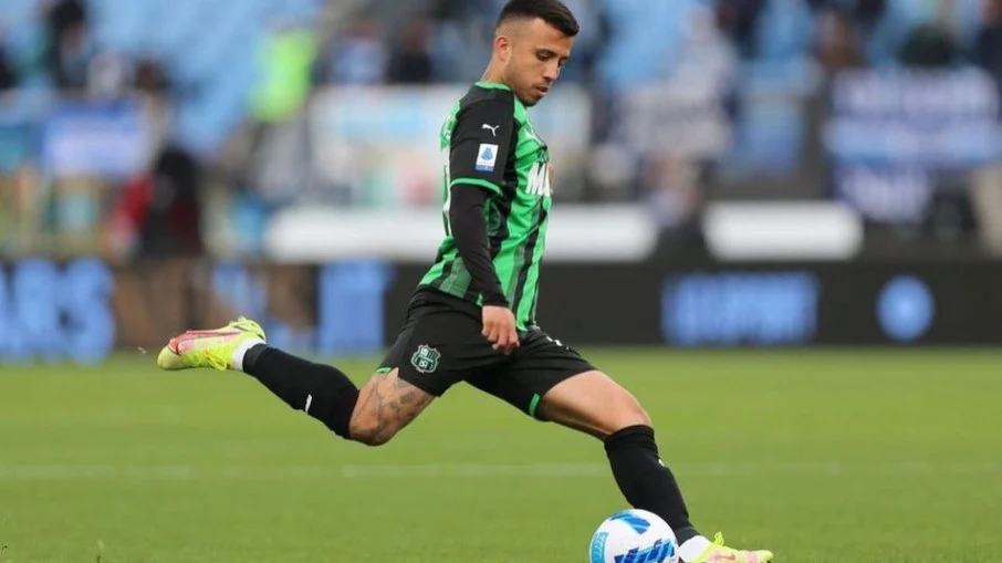 Volante com passagem pela Seleção prioriza Flamengo em possível volta ao Brasil