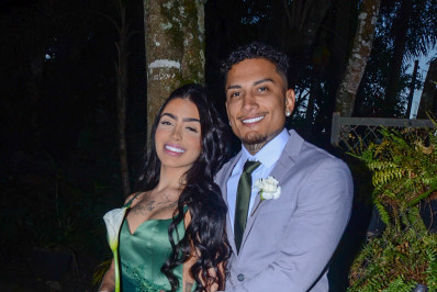 Dynho Alves e MC Mirella posam com destaque para a barriguinha da cantora