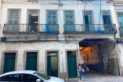 Falta de chuveiro e proximidade ao lixo nos centros de acolhimento a pessoas em situação de rua