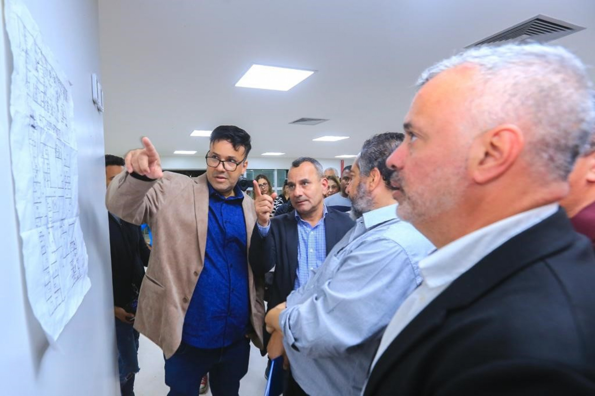 O secret&aacute;rio Christian Vieira e o prefeito Waguinho com representantes do Minist&eacute;rio da Sa&uacute;de no Complexo de sa&uacute;de - Rafael Barreto / PMBR