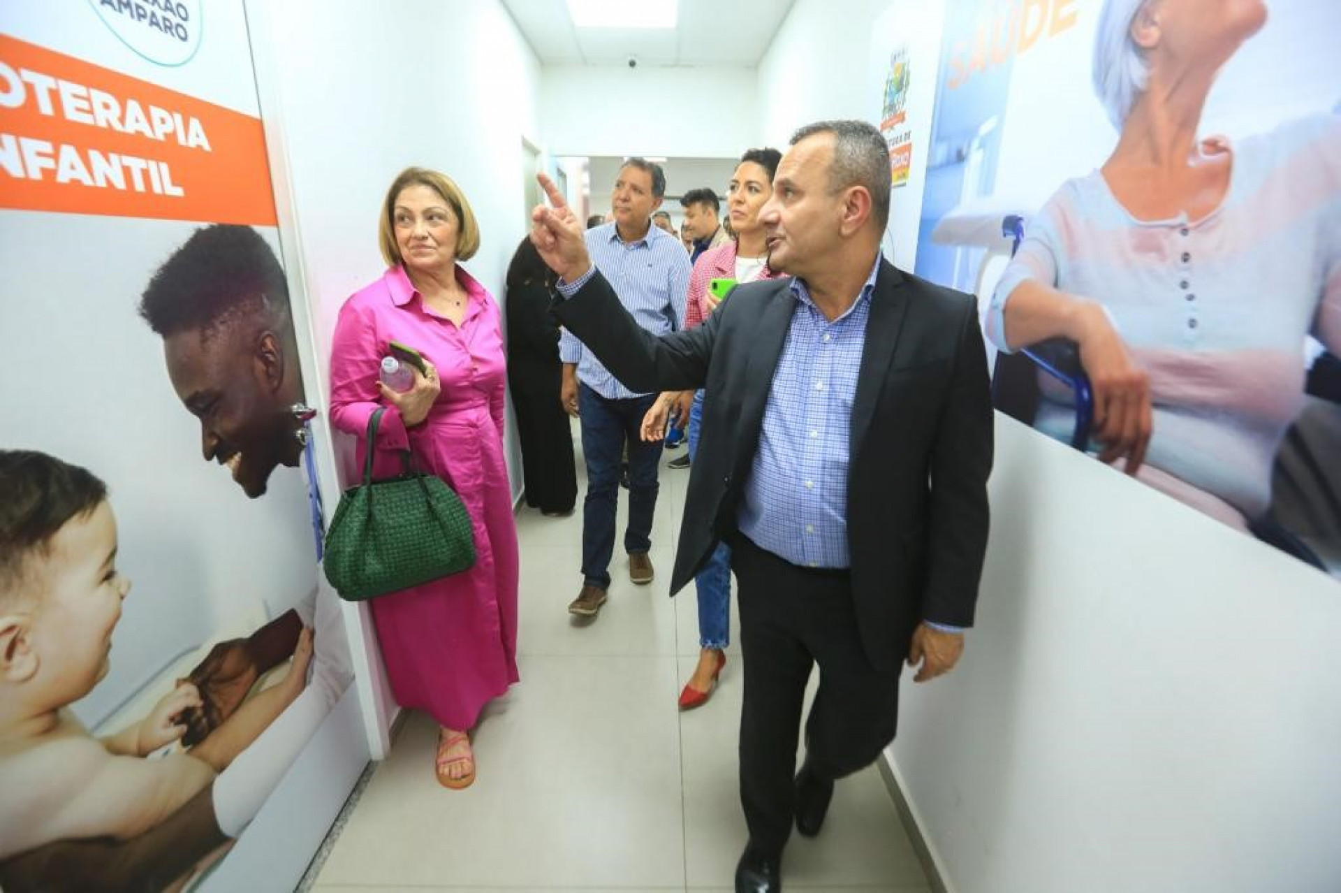 Prefeito Waguinho mostra as depend&ecirc;ncias do Hospital Infantil aos representantes do Minist&eacute;rio da Sa&uacute;de - Rafael Barreto / PMBR