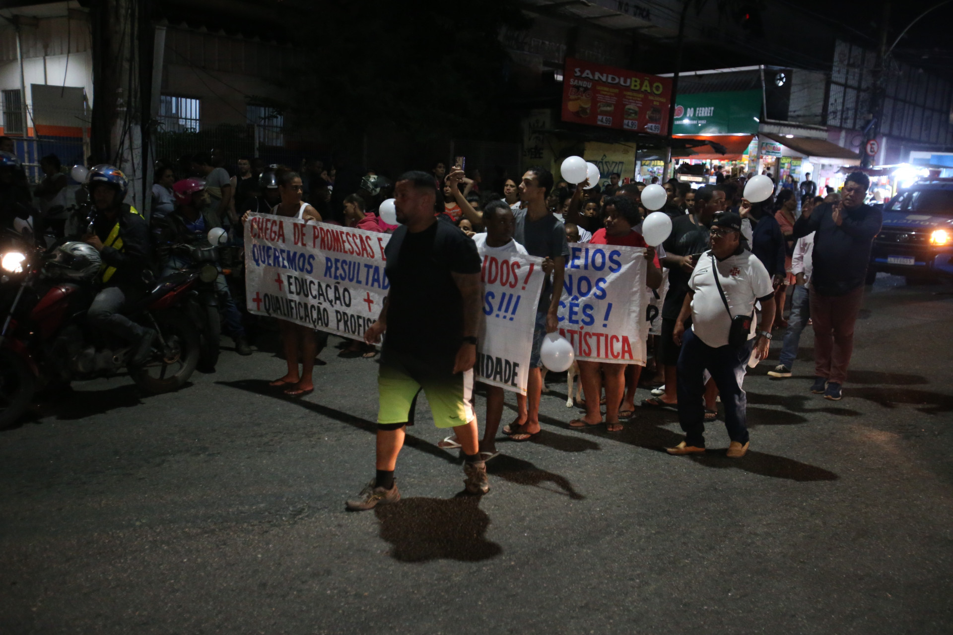 Moradores do Jacarezinho levaram cartazes pedindo melhorias na comunidade e o fim da viol&ecirc;ncia - Cleber Mendes/ Ag&ecirc;ncia O Dia