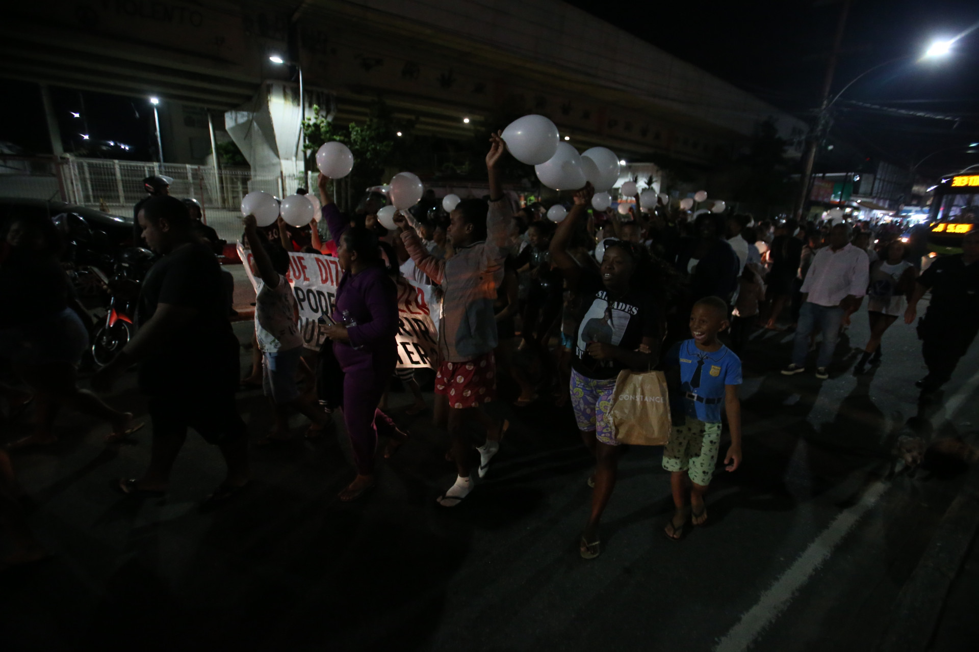 Moradores do Jacarezinho levaram cartazes pedindo melhorias na comunidade e o fim da viol&ecirc;ncia - Cleber Mendes/ Ag&ecirc;ncia O Dia